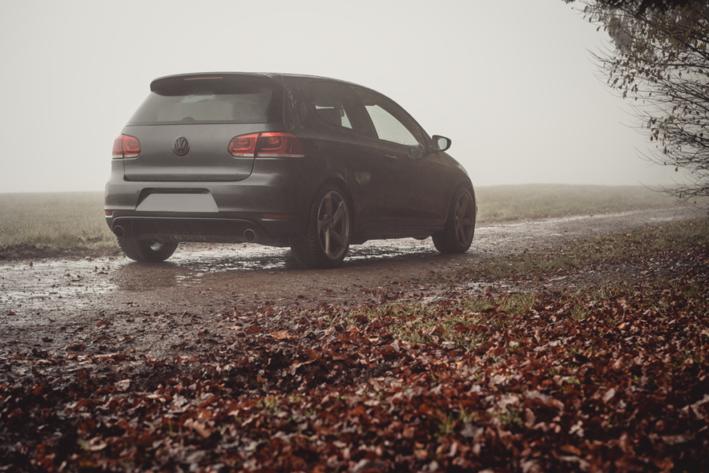 Golf 6 GTI im Nebel Feldweg